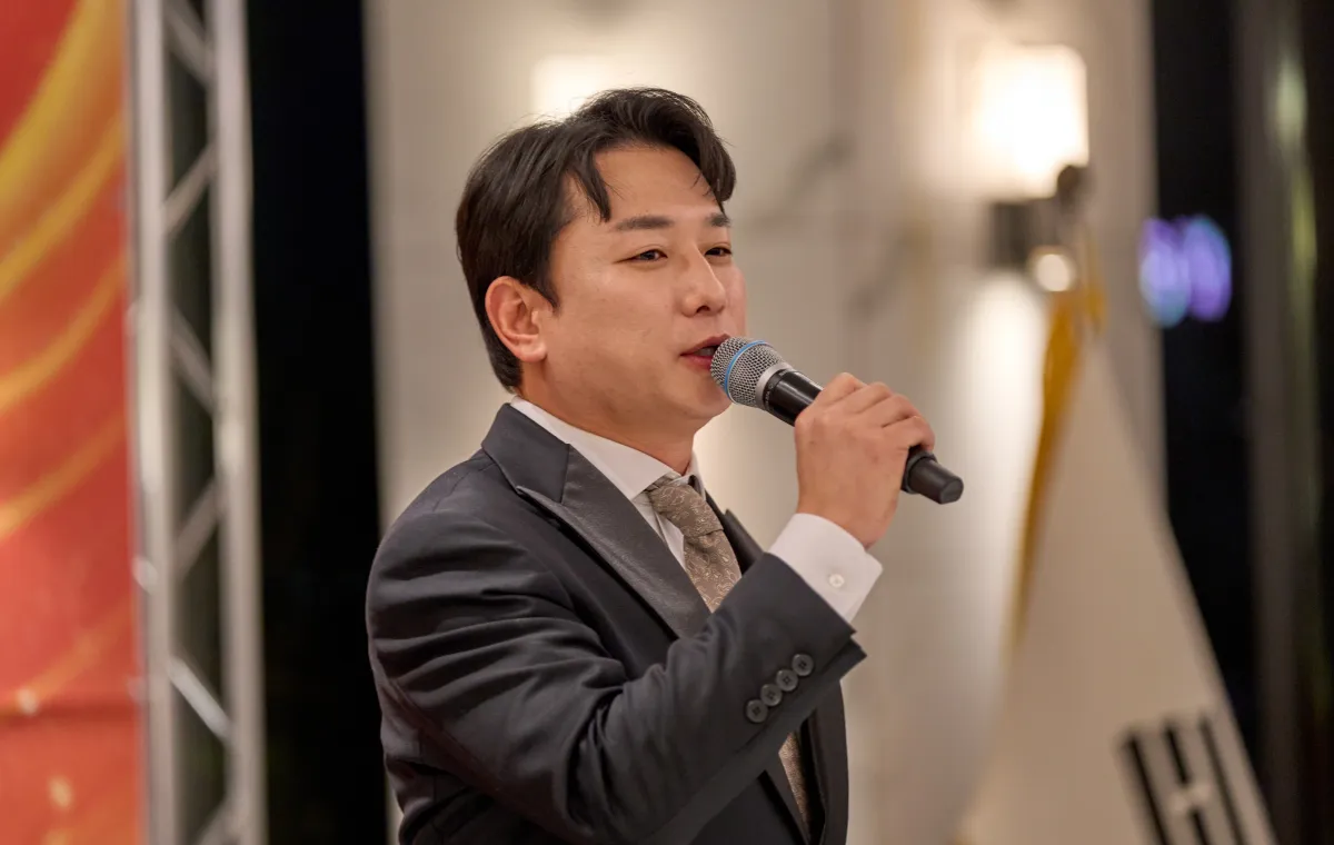 행사 무대에서 마이크를 들고 식순을 진행하는 MC 김우중