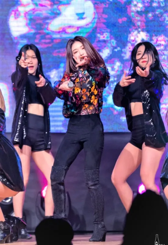 댄서들과 함께 무대 앞쪽으로 나와 노래하는 여성 가수