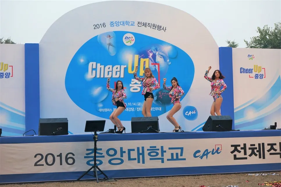 Cheer Up 슬로건 무대에서 공연하는 4인조 댄스 그룹
